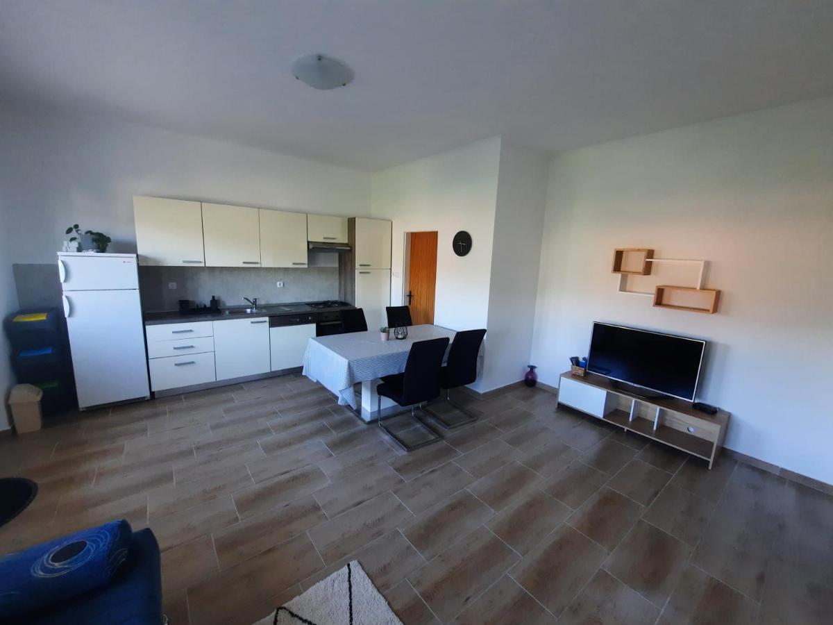 Apartment Marovito *